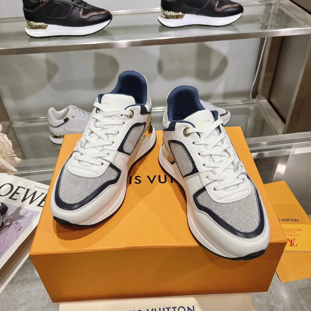 👟👟Ex-factory price 640👟👟 Men's size +10 Louis Vuitton's official website synchronizes the 2024 couple's models, this Neo Run Away sneakers are inspired by running shoes, integrating LV's iconic must-have shoes into the trend. This version is a 1:1 replica of the original version, reinterpreting Damier canvas with cow leather and mesh fabrics, highlighting its simple lines and unique wedge outsole. The main details include the LV initials on the side and the engraved gold heel stabilizer on the back plus a hidden insole. 2cm. Sizes 35-42, 39-46. Full package. High version. New and old customers are welcome to inquire.